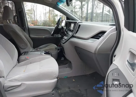 2015 Toyota Sienna Le 8 Passenger z USA, uszkodzony, nr VIN 5TDKK3DC1FS669568